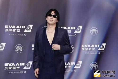 蕭煌奇好性感！金曲戰袍開大V露胸　網友尖叫刷一排：老師好帥啊