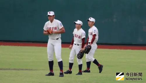 ▲蔡韋辰身高195公分，卻是球隊當家第4棒兼中外野手，與隊友站在一起直接高出一個頭。（圖／蔡韋辰提供）