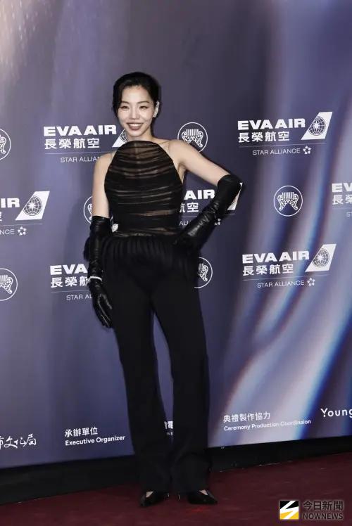 ▲洪佩瑜腰間的設計，竟被說像雞毛撢子。（圖／NOWNEWS攝影中心）