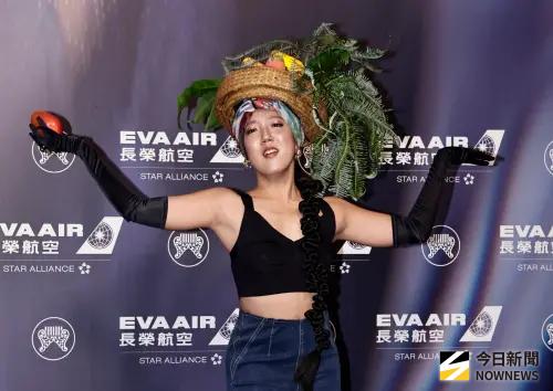 台語歌后「頭頂水果籃」走紅毯　還掏1顆芒果給主持人：當季的喔