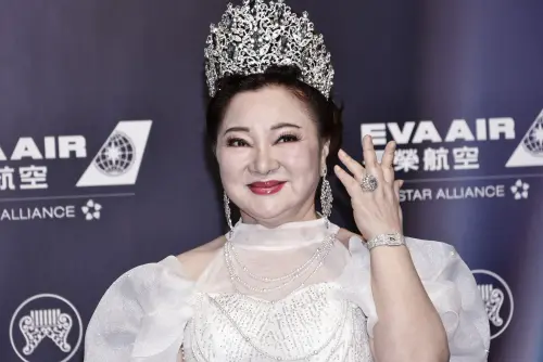 白冰冰來了！超高墊肩、艾莎皇冠像新娘　點名鼓鼓：很登對啦