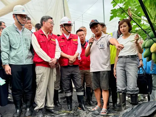 ▲ 市長陳其邁陪同行政院長卓榮泰視察美濃地區木瓜災損情形，農業部已將高雄市全區全品項納入救助範圍，給予農民最即時的協助。（圖／高市府提供）