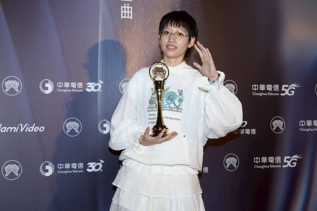 ▲陳嫺靜拿下第37屆金曲新人，穿著帽T登台，超像小學生，而她是政大畢業的高材生。（圖／NOWNEWS今日新聞攝影中心）