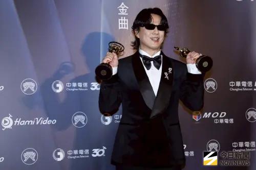 蕭煌奇金曲連得2獎！後台放閃新婚妻　賣股票送她千萬鑽戒