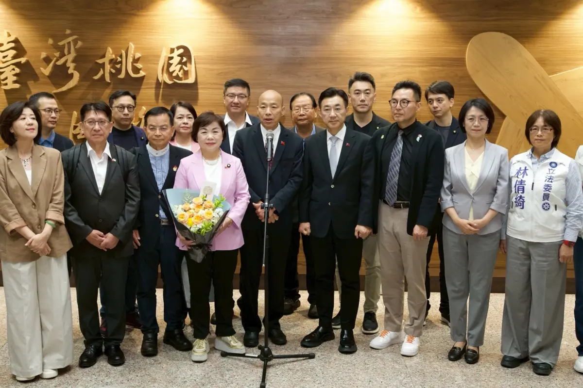 ▲立法院長韓國瑜訪美返國發表談話，國民黨立院黨團成員赴桃園機場接機。（圖／立委洪毓祥辦公室提供）