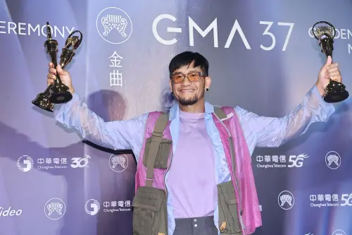 ▲張震嶽昨晚從呂士軒手中接過金曲歌王的獎盃，還得到最佳華語專輯獎。（圖／NOWNEWS攝影中心）