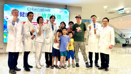 ▲中醫大市醫院長張坤正(左四)與罕見疾病基金會中部辦事處陳虹惠主任(右五)邀請罕病家庭參與健康城市繪畫比賽。（圖／中醫大市醫提供）