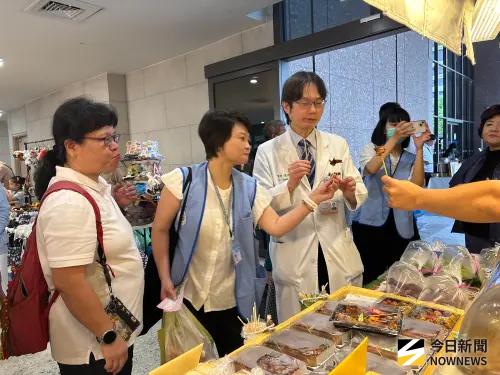 ▲張坤正院長逐攤逛市集，展現中醫大市醫結合特色市集，打造兼具健康、休閒與生活機能的友善園區。（圖／記者金武鳳攝，2026.6.28)