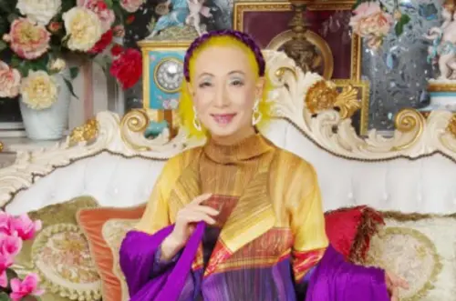 ▲美輪明宏於6月20日上午在家中安詳辭世，生前他依照個人遺願，告別式由近親低調完成，靈柩中放入了粉絲寫給他的信件，長達多年的璀璨演藝生涯畫下句點。（圖／翻攝自美輪明宏官方網站）