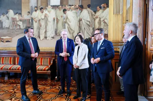 蔡英文踏上義大利國會殿堂　參議院副議長親自接待