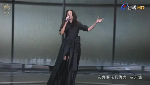 ▲莫文蔚昨晚一身黑色勁裝登台表演，用招牌歌聲撫慰人心。（圖／翻攝自金曲獎YouTube）