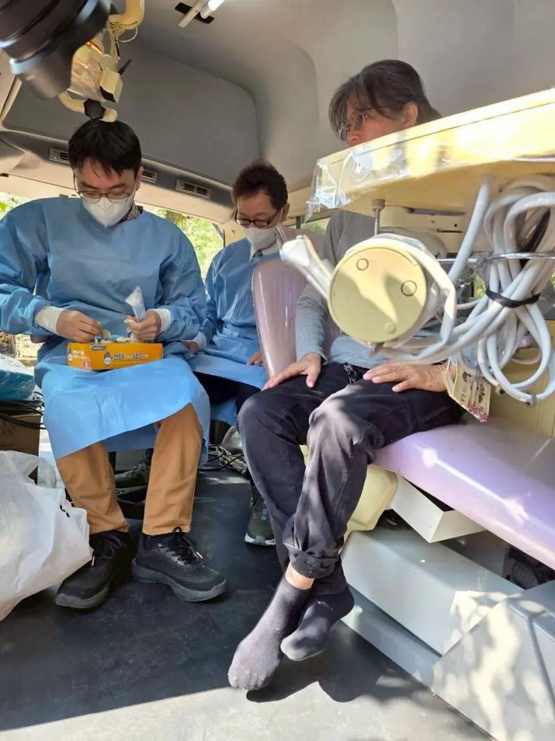    ▲温世政設計的行動醫療車，可以在車上進行簡單的手術。（圖／温世政提供，2026.07.23）  