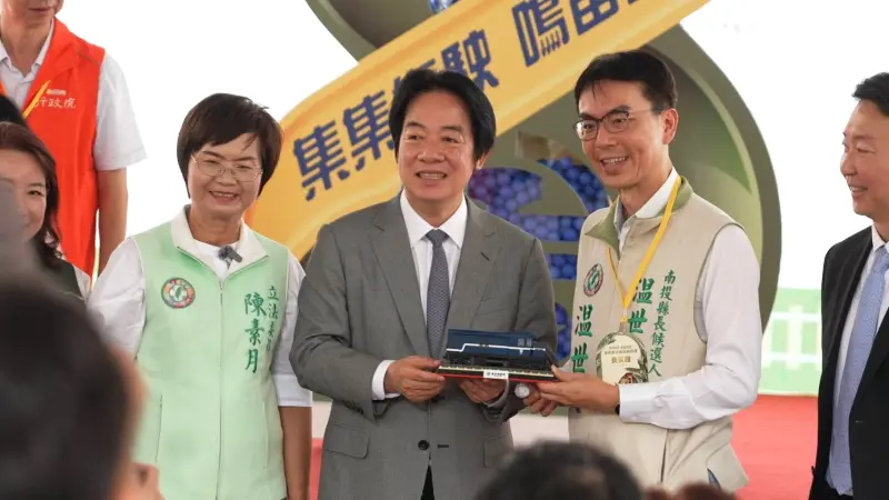    温世政在集集站通車典禮上，將親手做的小火車模型送給總統賴清德。（圖／温世政提供，2026.07.23）  