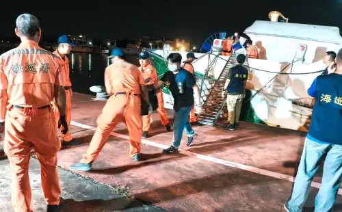 ▲海巡署偵防分署高雄查緝隊在台南市安平漁港，查獲穩成168號漁船涉嫌走私菸品案。(圖／海巡署高雄查緝隊提供)