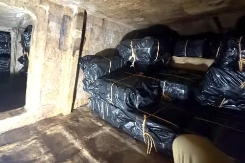 ▲海巡署偵防分署高雄查緝隊在台南市安平漁港，查獲穩成168號漁船密艙入口，經破艙後起出769箱，計38萬4500包未稅菸品。(圖／海巡署高雄查緝隊提供)