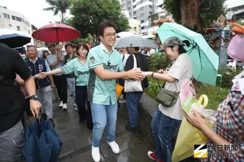 ▲沈伯洋積極打路面戰，爭取市民支持。（圖／記者邱曾其攝）