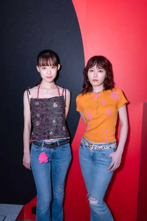 ▲另類搖滾樂團羊文學由塩塚Moeka（左）與河西Yurika組成。（圖／索尼音樂提供）