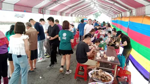 ▲參加活動來賓享用充滿農村風味的割稻飯，象徵迎接豐收的到來。（圖／翻攝畫面）