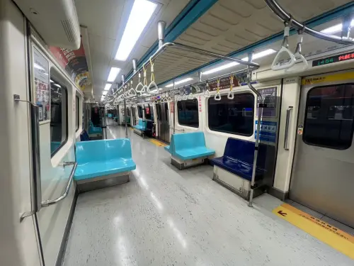 ▲北捷板南線車隊車廂空間優化改裝作業是參考了韓國首爾、新加坡以及美國紐約的地鐵車廂設計。（圖／台北捷運公司）