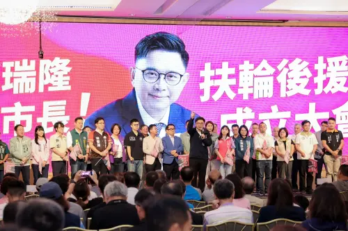 ▲今天後援會活動現場包含立法委員許智傑、高雄市議員湯詠瑜、郭建盟、陳慧文、黃彥毓、林智鴻、黃秋媖、李雅慧、張博洋以及市議員參選人尹立、洪村銘、黃敬雅、吳昱鋒、鄧巧佩等多位戰友到場。（圖／高市長參選人賴瑞隆辦公室提供）