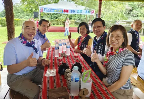 ▲與會貴賓齊聚新社百菇莊，共同支持山城文化觀光，攜手推動地方永續發展。(圖／工策會提供）