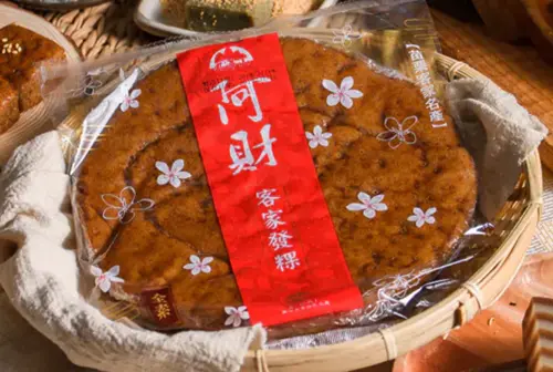 ▲「阿財客家發粿」是發跡自苗栗銅鑼的超人氣客家傳統米食，更是阿財米食的招牌商品，以濃郁黑糖香氣與軟Q彈牙的口感聞名。（圖／阿財米食官網）