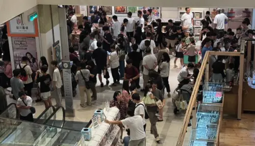 ▲大批玩家與家長湧入宜蘭新月廣場，排隊人潮一路延伸至整個樓層，不少民眾直呼「第一次看到新月這麼多人」。（圖／翻攝自 Threads）
