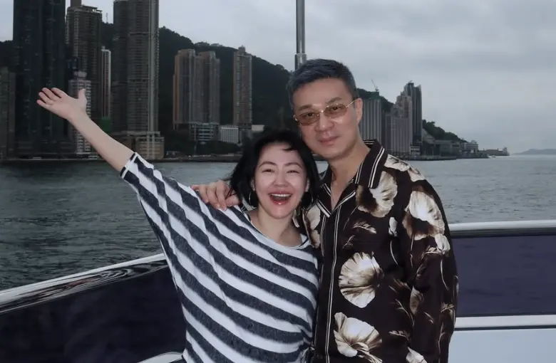 ▲小S（左）和老公許雅鈞（右）以及女兒們去香港旅遊，結果許雅鈞滿頭白髮被說蒼老，他喊冤是奶奶灰髮膠。（圖／翻攝自IG@lilyhsuuuu）