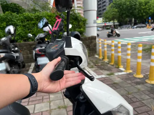 ▲謝姓男子穿越車陣縫隙時，不慎擦撞一輛停等紅燈的自小客車後照鏡，謝姓騎士當下自認只是碰一下「應該還好吧」未停留處理便逕自離去(圖/記者鄧力軍翻攝)