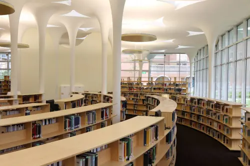 ▲台大社科院辜振甫先生紀念圖書館，為普立茲克獎大師伊東豐雄所設計，更是台灣第一座自下往上吹的「地板輻射冷卻空調系統」。（圖／辜振甫先生紀念圖書館臉書）