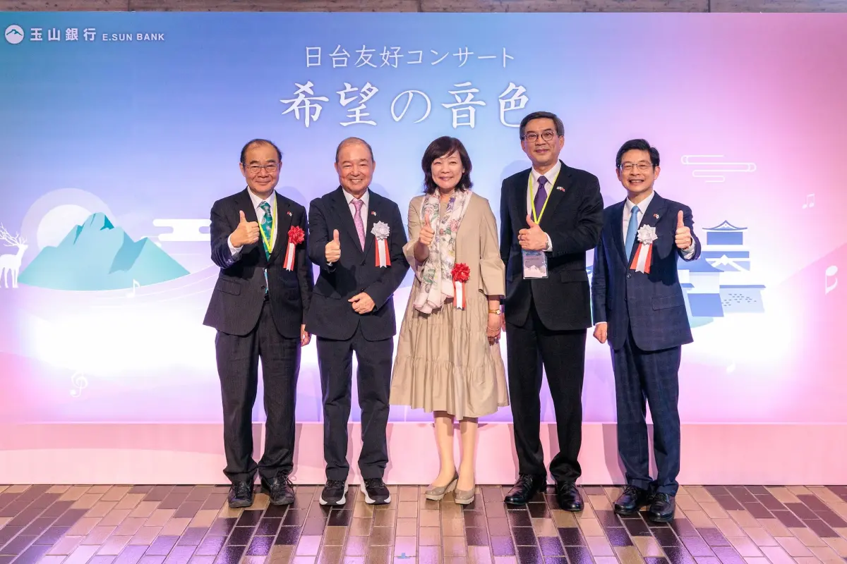 ▲玉山銀行6月27日在日本熊本舉行「希望の音色」音樂會，左起台北駐福岡經濟文化辦事處處長陳銘俊、玉山金控創辦人黃永仁、前首相夫人安倍昭惠、駐日台北經濟文化代表處副代表周學佑及玉山金控董事長黃男州共同合影。（圖／玉山金控提供）