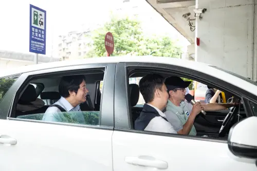 影／賴清德赴計程車服務站關心　司機笑喊：一定要跳表啊！
