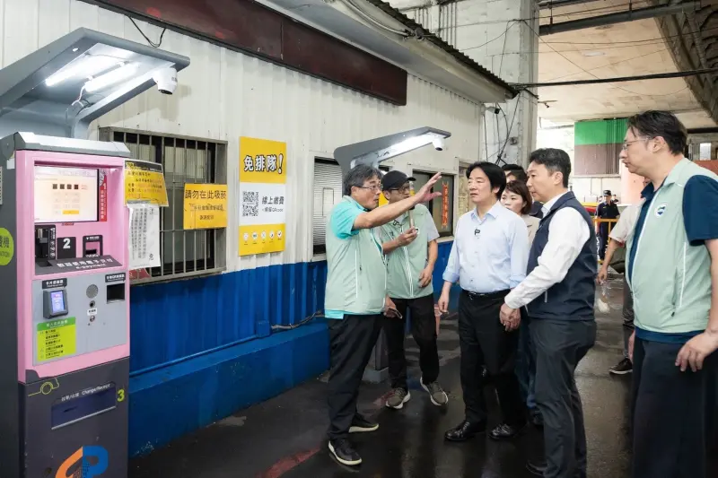    ▲賴清德赴建國計程車服務站。（圖／總統府提供）  