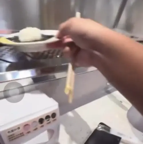 ▲男子還丟回剩飯、空盤到迴轉台上。（圖／翻攝自Threads影片）