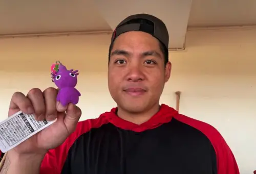 ▲中華隊捕手吉力吉撈鞏冠曾因圓潤可愛的外型，被不少球迷與《Pikmin Bloom》玩家笑稱神似「紫色皮克敏（紫皮）」。（圖／翻攝自Threads）