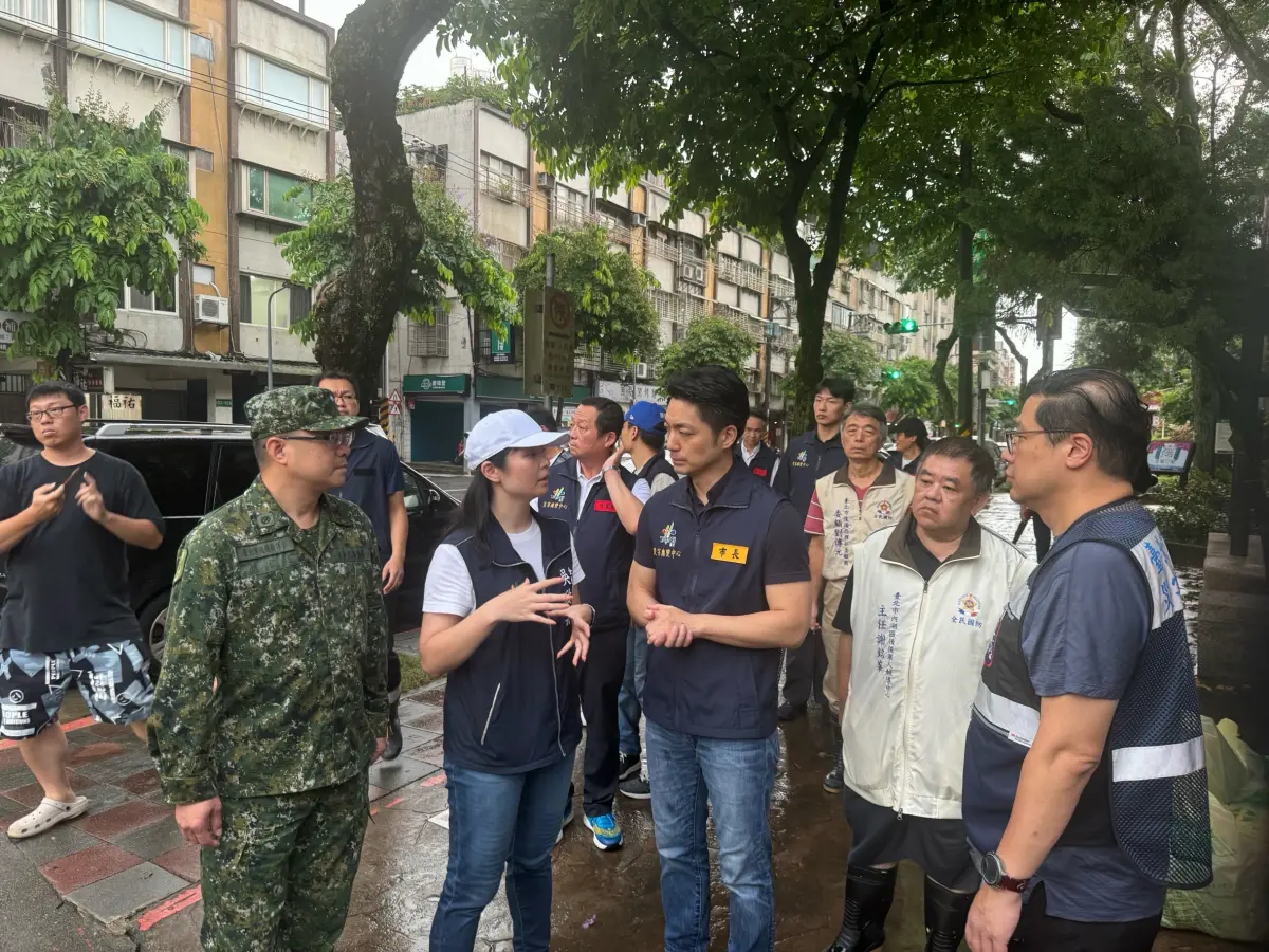 ▲台北市長蔣萬安赴內湖金龍里視察，遭轟擺拍時，水早就退了。（圖／北市府提供）