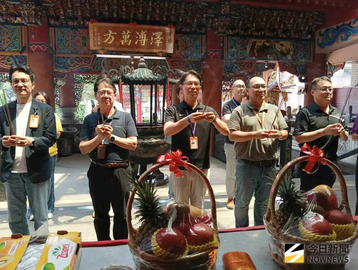 ▲明道中學校長陳炤華(中者)率領行政團隊前來參拜還願，感謝神明庇佑(圖／柳榮俊攝2026.6.29)