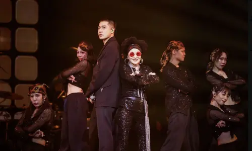 ▲比莉（右）日前和兒子周湯豪站上金曲獎舞台演出，74歲的她不間斷熱力唱跳，不愧動感天后之名。（圖／台視提供）