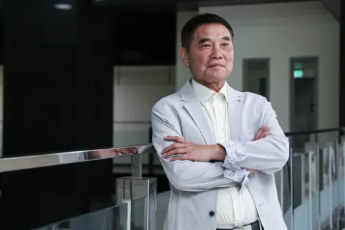 鍾東錦專訪／苗栗選戰躺著贏？他讚陳品安口條清楚：我戰戰兢兢