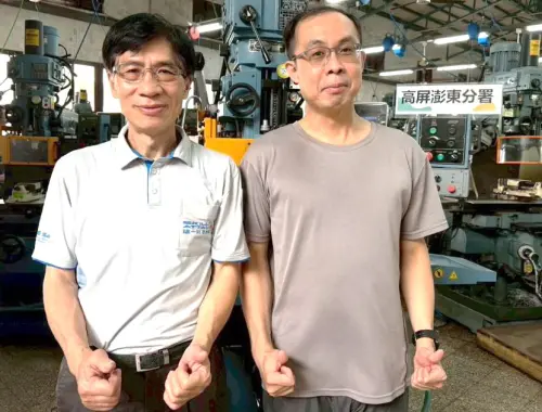 ▲許家維(右)參加高屏澎東分署開設的職前訓練課程，在職訓師教導下，循序漸進累積實務經驗，逐步建立對機械加工產業的認識與信心。(圖／勞動部高屏澎東分署提供)