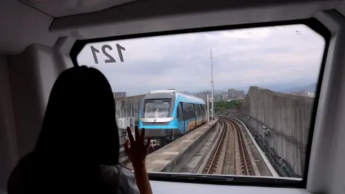 ▲三鶯線今天正式通車，里民搶先搭乘體驗，透過車廂車窗共同見證兩車交會的歷史新頁。（圖／新北捷運局提供）