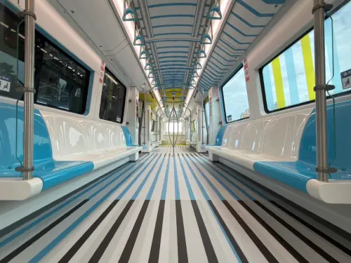 ▲新北市美術館主題車廂將建築的「流動光軌」概念延伸至車內，以俐落線條打造充滿當代藝術感的行動美術館。（圖／新北捷運局提供）