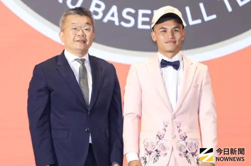 ▲統一獅首輪選進台東體中游擊手黃靖哲，外號「粉紅超跑」的他以速度、拚勁與壘間破壞力著稱，鮮明球風也讓他成為本屆首輪最具話題性的球員之一。（圖／記者朱永強攝,2026.6.29）