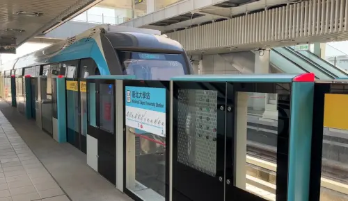 ▲捷運三鶯線臺北大學站月台與進站列車。該站鄰近原住民文化園區，擁有獨家的原音版到站音樂。（圖／新北捷運局提供）