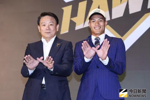 ▲台鋼雄鷹在選秀會首輪指名平鎮高中內野手邱文佑（右），總教練洪一中（左）表示，雖然邱文佑身材不高大，但速度、打擊有力。（圖／記者朱永強攝,2026.6.29）