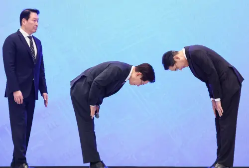 盼複製台積電熊本模式！李在明向三星、SK會長「90度」鞠躬照曝光