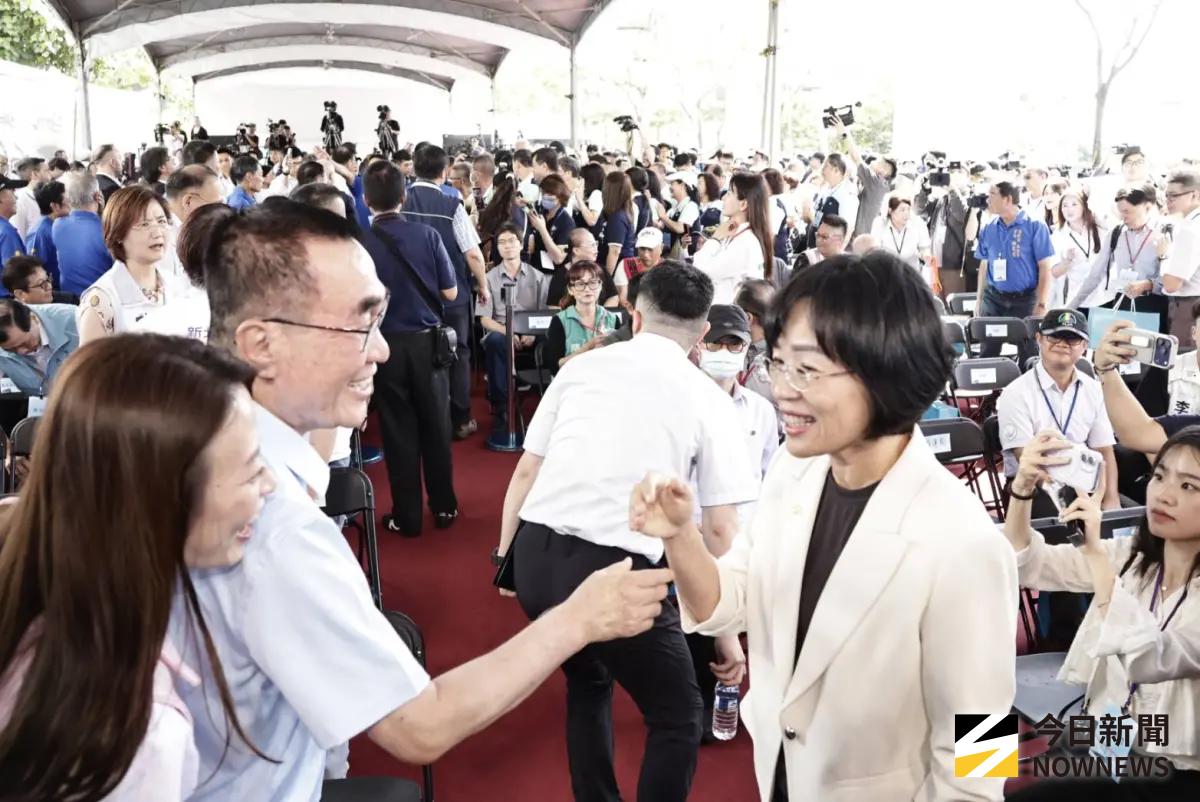 ▲新北市長選戰白熱化，國民黨參選人李四川（左）、民進黨參選人蘇巧慧（右）日前出席捷運三鶯線通車典禮罕見同框。（圖／記者吳翊緁攝）