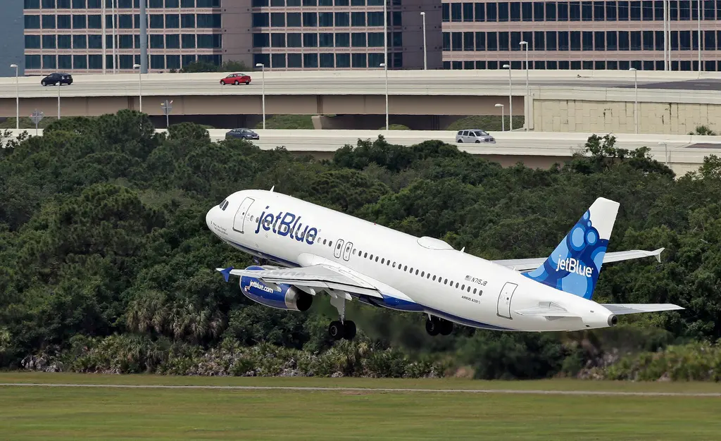 ▲一架捷藍航空（JetBlue）客機29日上午降落紐約甘迺迪國際機場（JFK）前，在3000英呎高空撞上無人機。資料照。（圖／美聯社／達志影像）