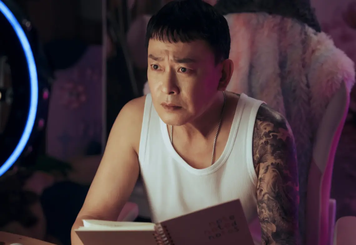 ▲王識賢（如圖）竟成女兒傻瓜！新片《網紅老爸》中他飾演剛出獄的黑道大哥，動員幫派小弟為想當網紅的女兒衝流量，羅志祥也加入演出，扮演超人氣網紅。（圖／曼尼娛樂提供）