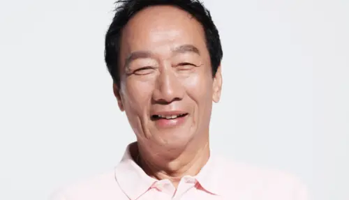 50歲女球友遭起底疑是職業小三！親幫郭台銘塗防曬、學曾馨瑩穿搭
